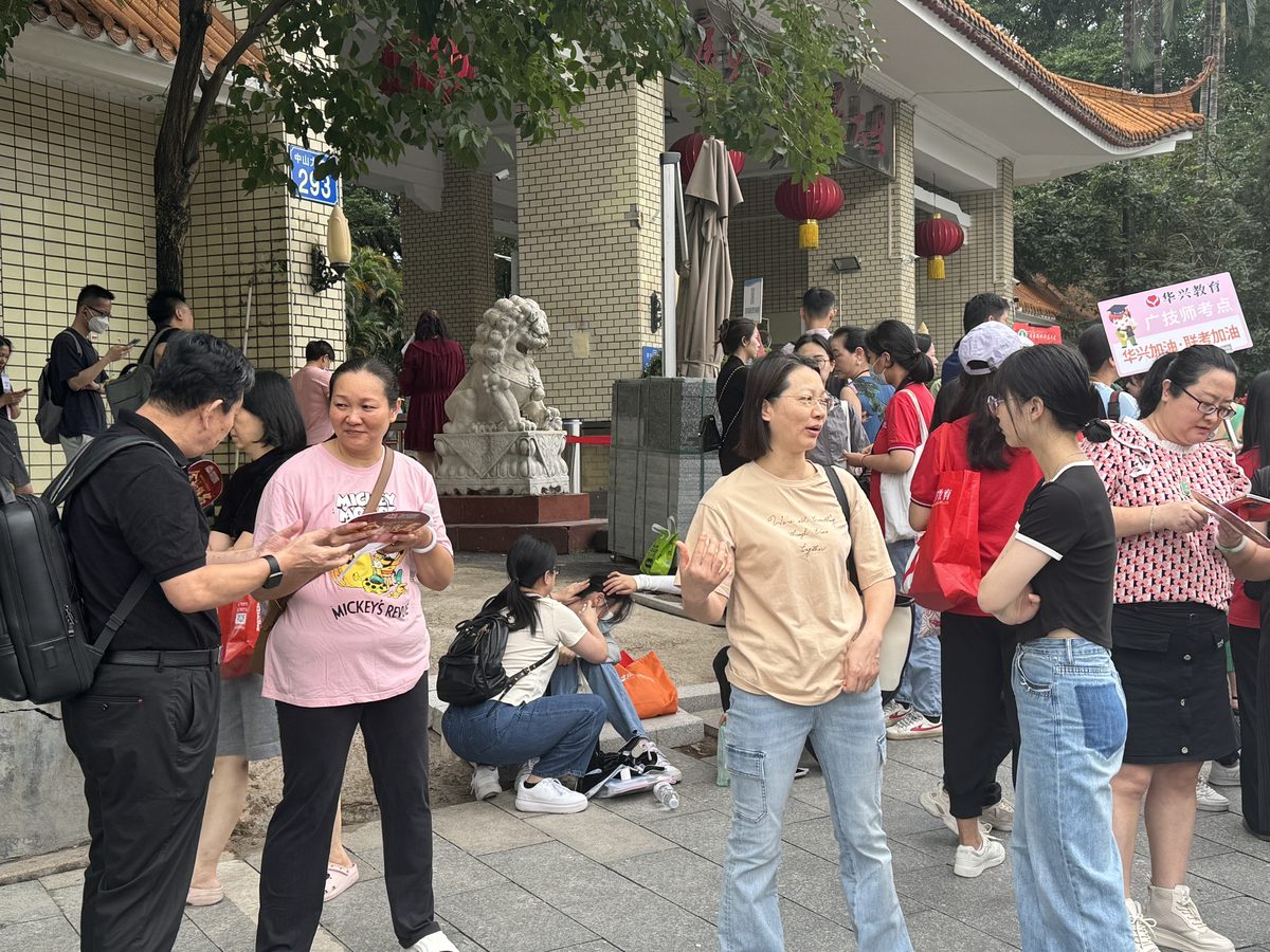 老师陪伴学生参加考试
